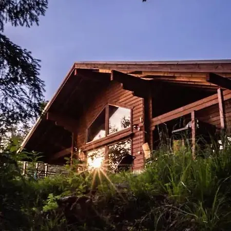 Loma-asunnot Beautiful And Spacious Lakeside Imatra