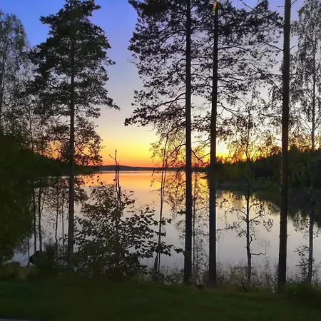 Beautiful And Spacious Lakeside Holiday home