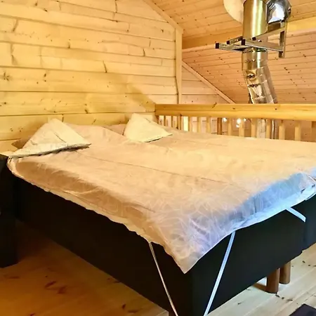 Beautiful And Spacious Lakeside Loma-asunnot