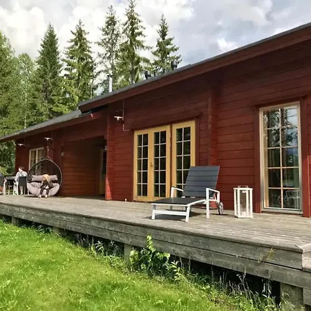 Beautiful And Spacious Lakeside Holiday home *