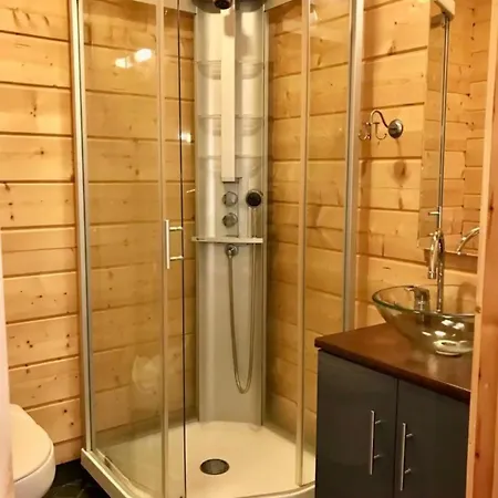 Beautiful And Spacious Lakeside Сasa de vacaciones